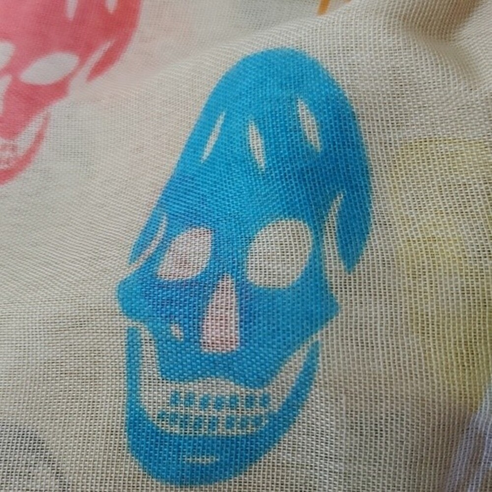 Skull Pattern Scarf - Picture 4 of 4
